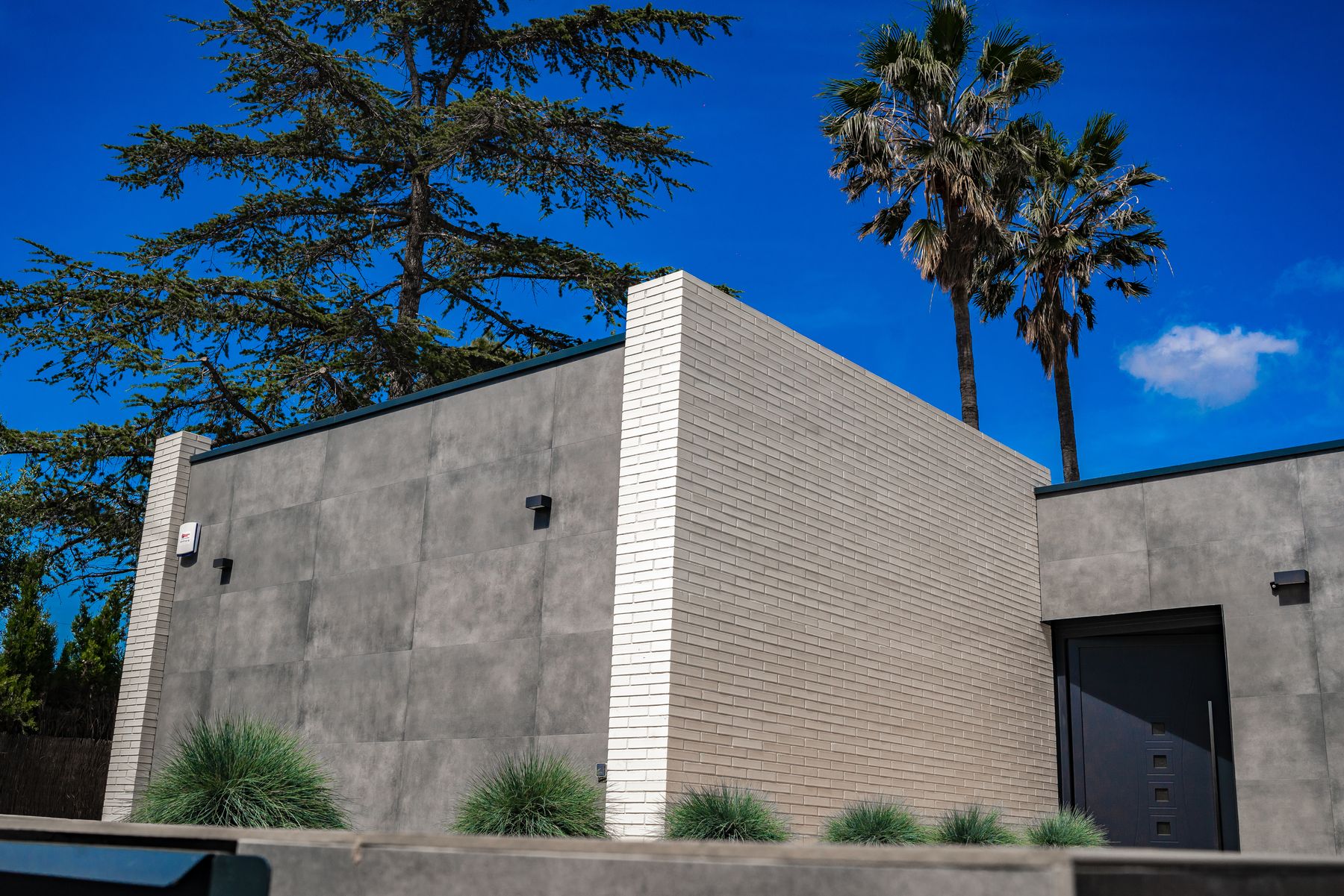 Casa H — Fachada hormigón ladrillo