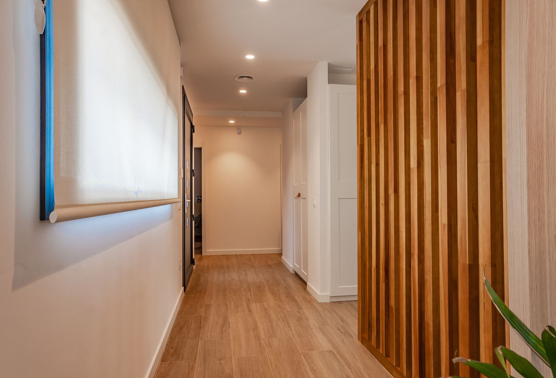 Casa H — Pasillo lamas madera