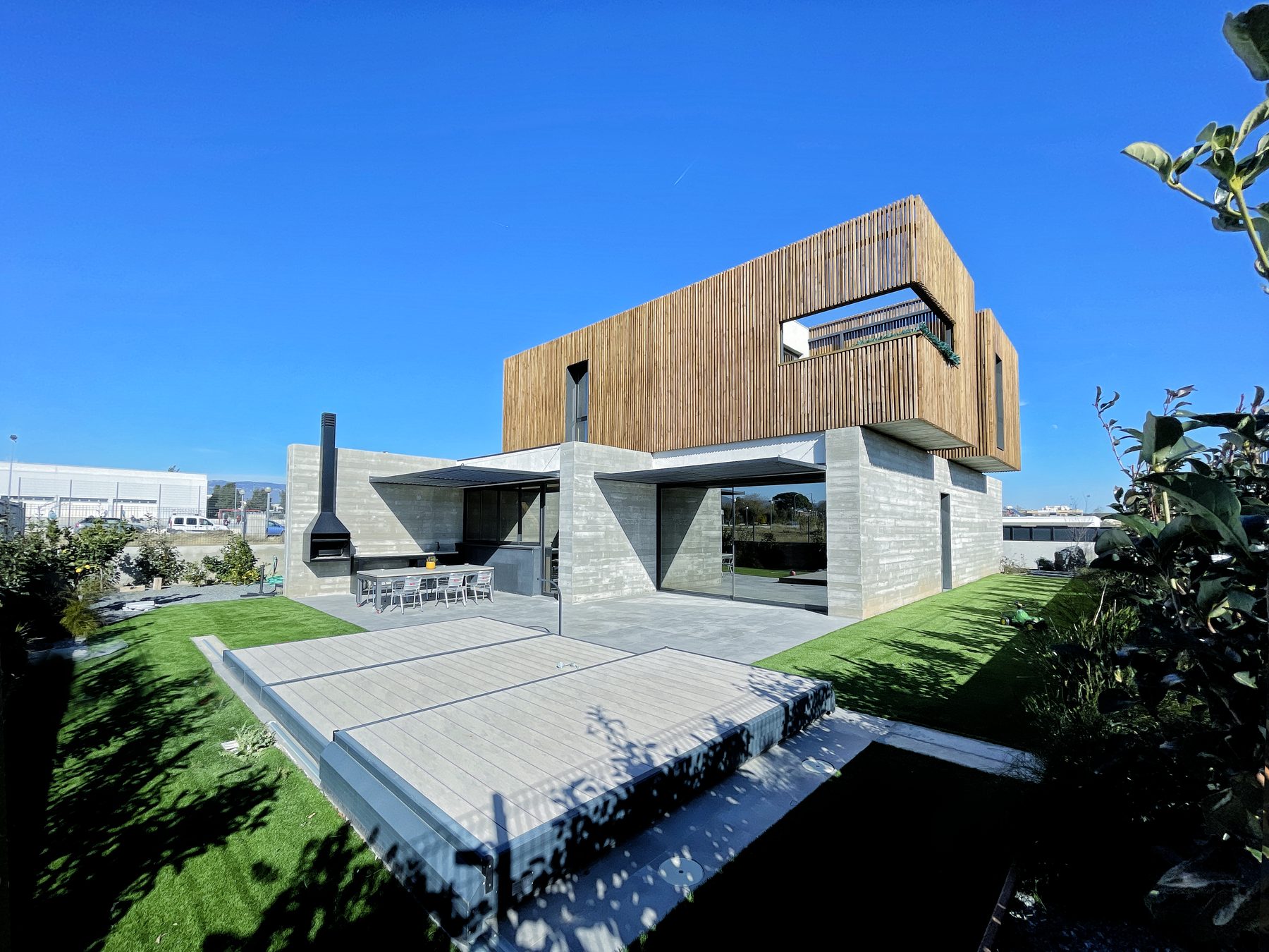 Casa # — Fachada principal entorno