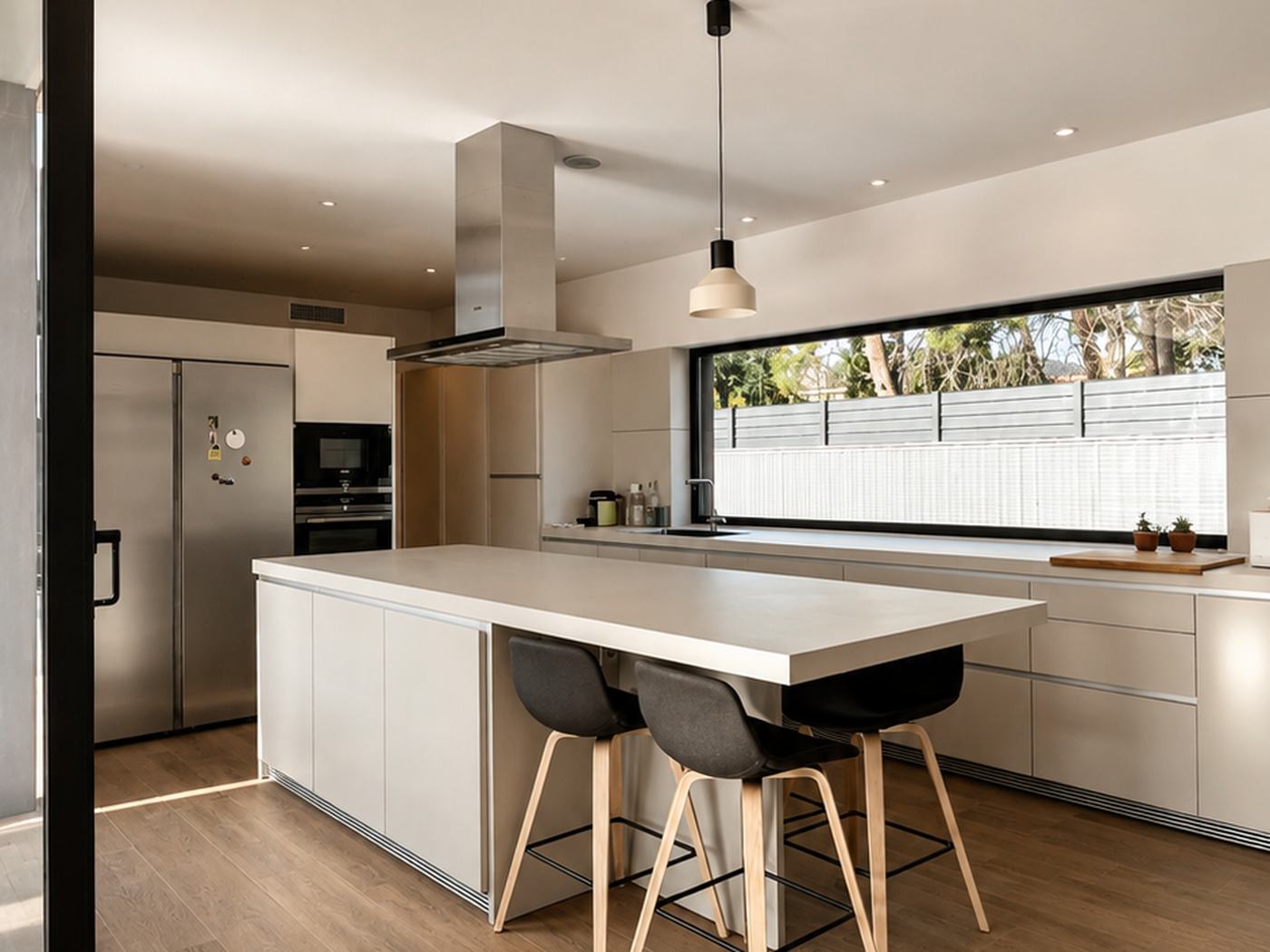 Casa Maresme — Cocina isla blanca