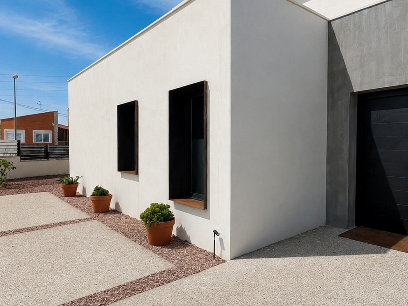 Casa Maresme — Fachada ventanas negras