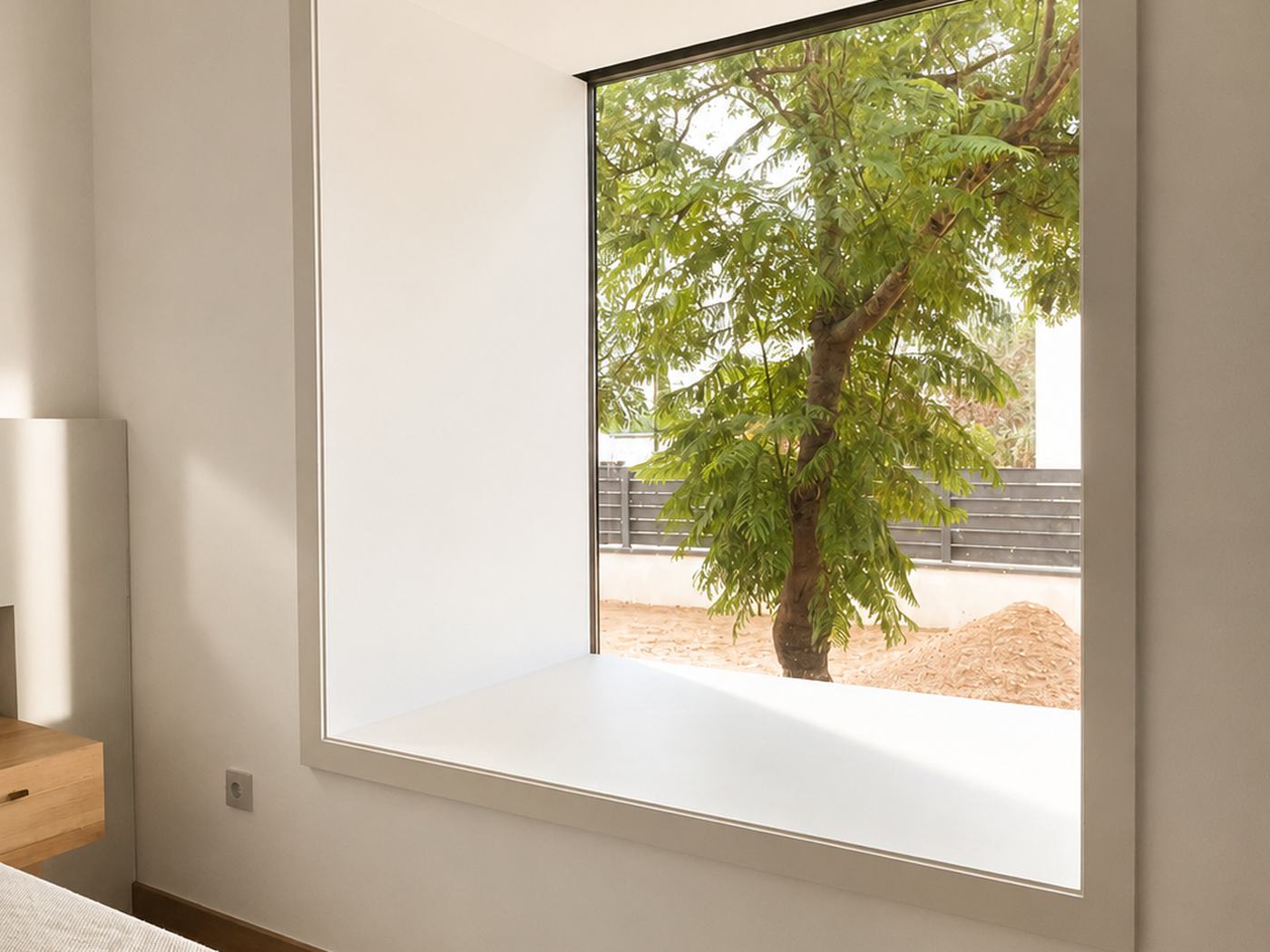 Casa Maresme — Ventana interior árbol