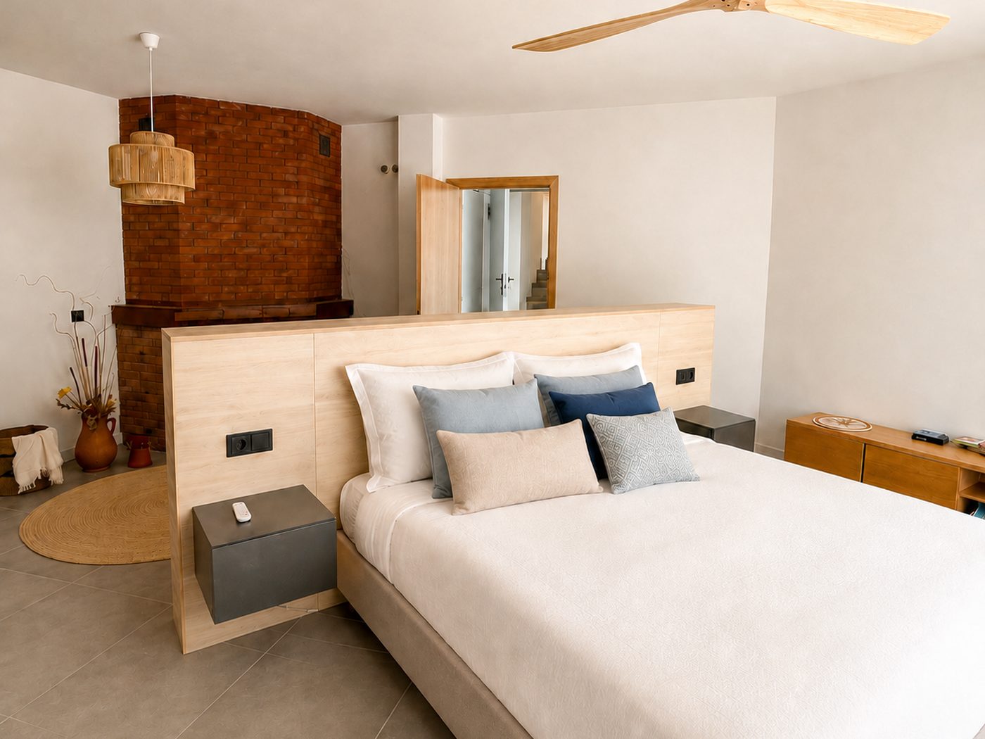 Reforma Casa Tramunta — Dormitorio chimenea ladrillo