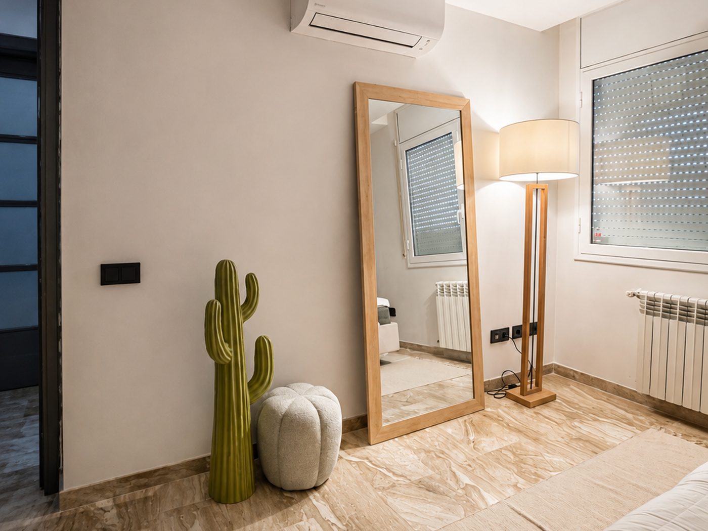 Reforma Casa Tramunta — Dormitorio espejo cactus