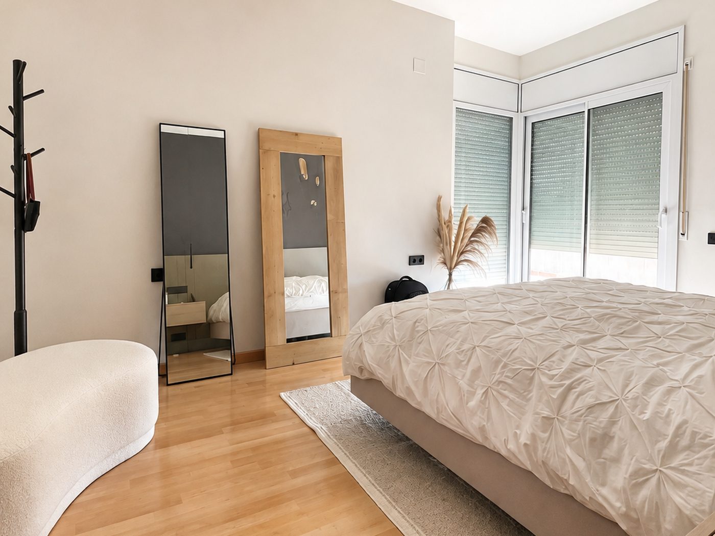 Reforma Casa Tramunta — Dormitorio espejo percha